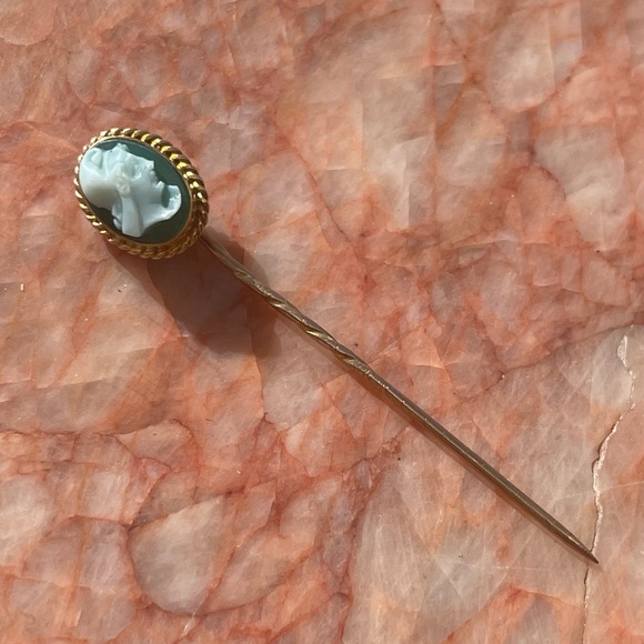 Antique💚14KT💚Gold Cameo Stick Hat Pin Green White Stone - Picture 2 of 8